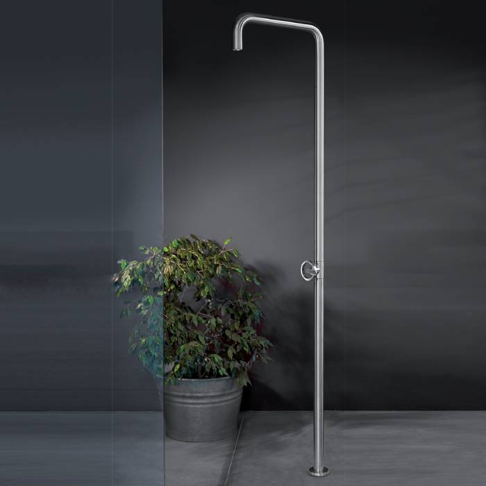 Resort Floor-Mounted Shower